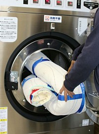 ④　最後に布団を折り曲げて洗濯乾燥機・洗濯機に入れてお洗濯💮